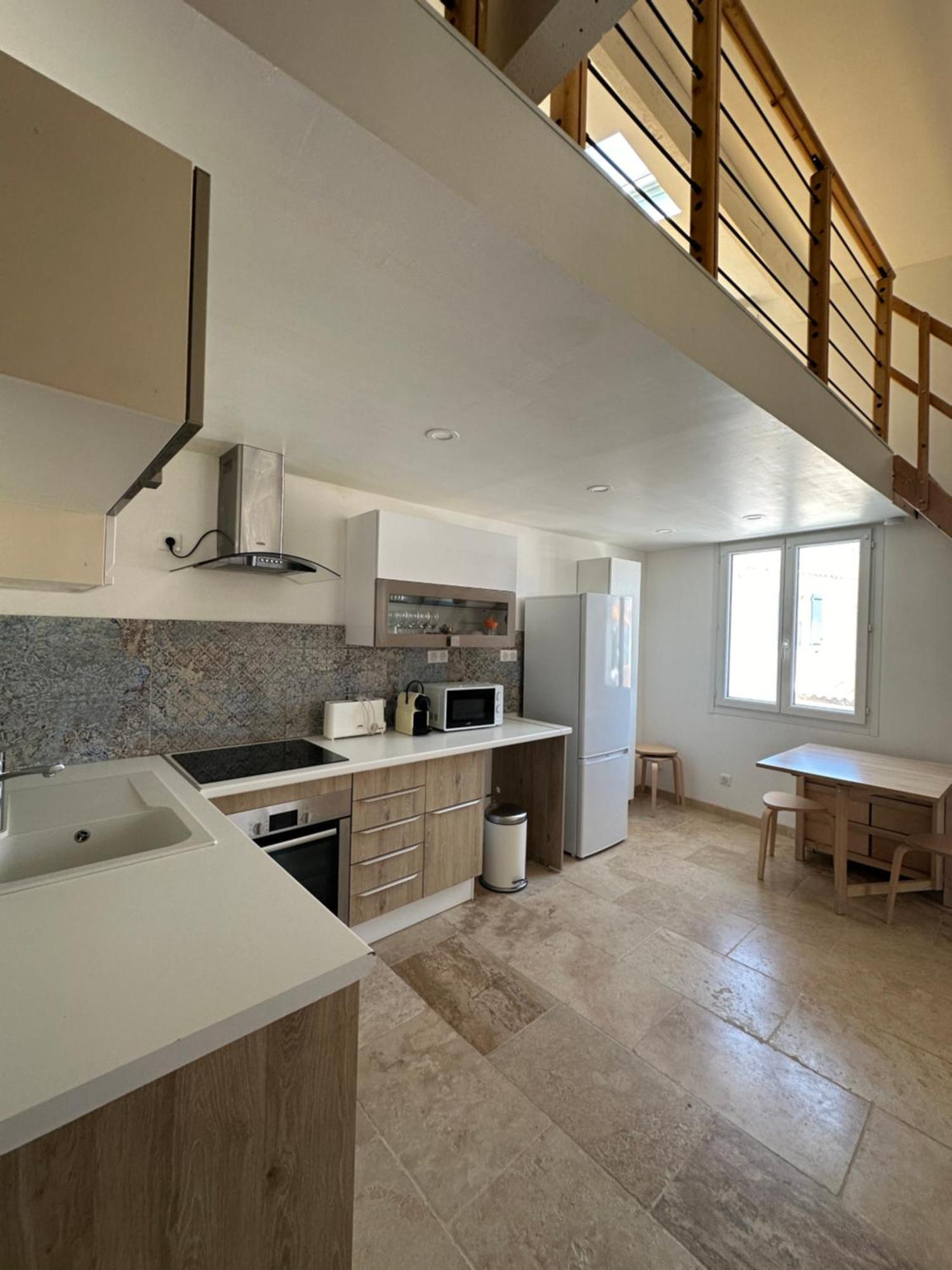Appartement Avec Vue Sur L Eglise Des Saintes Luaran gambar