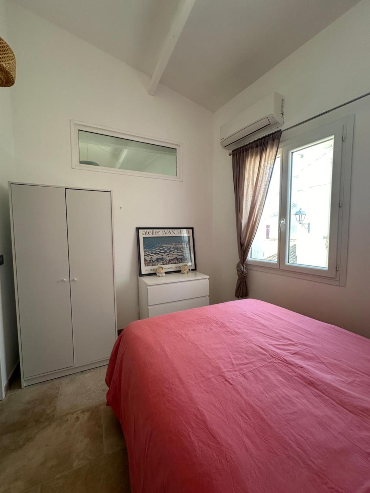 Appartement Avec Vue Sur L Eglise Des Saintes Luaran gambar