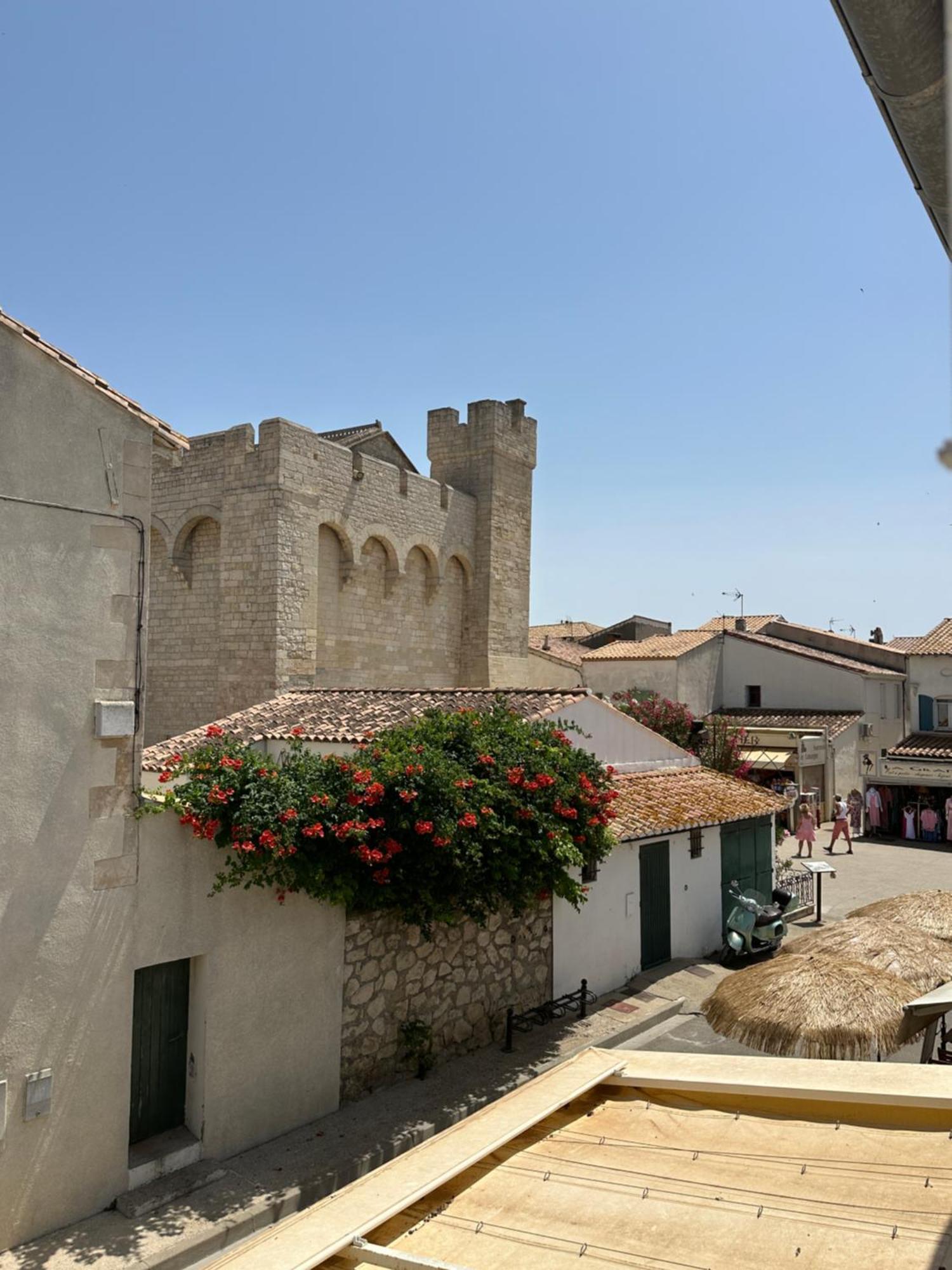 Appartement Avec Vue Sur L Eglise Des Saintes Luaran gambar